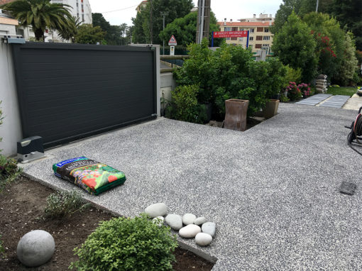 Aménagement d’une entrée de villa en béton désactivé à Biarritz (64)