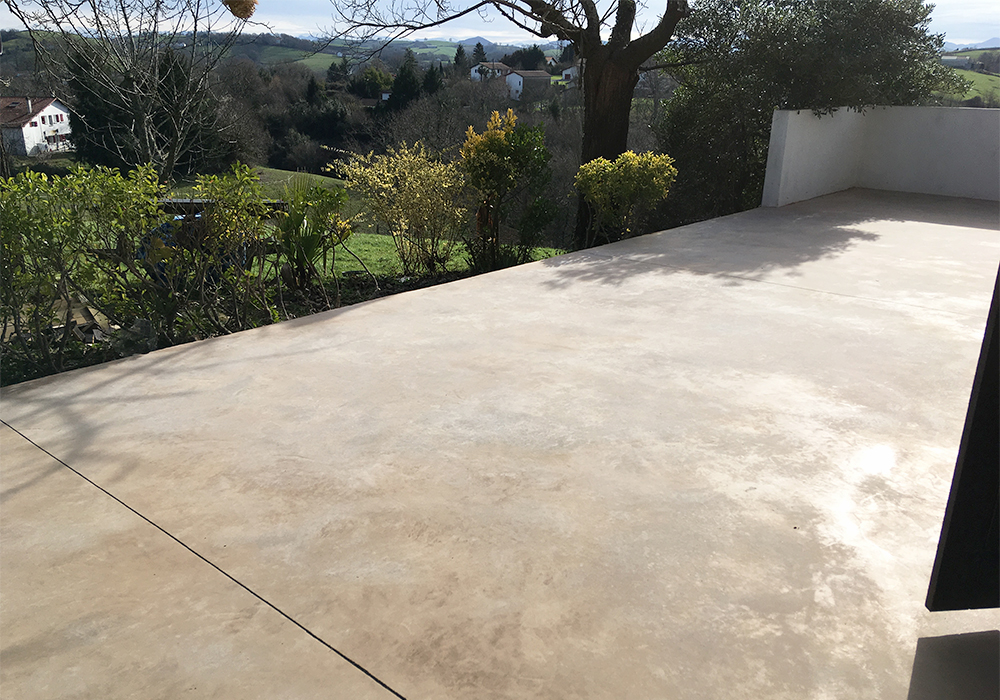 Terrasse en béton lissé et coloré Chamois